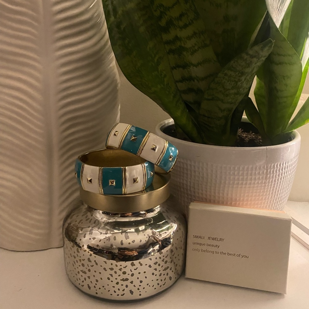 Flexible Bangle Just in time for Spring/Summer.